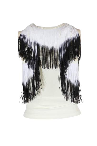 Vista de costas do top branco com franjas, destacando o corte ajustado e o detalhe vibrante das franjas na base.