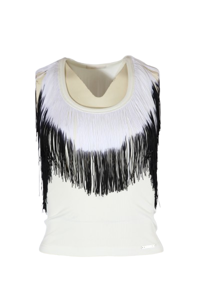 Vista frontal do top branco slim fit com decote redondo e manga cava, decorado com franjas multicolor na parte inferior.