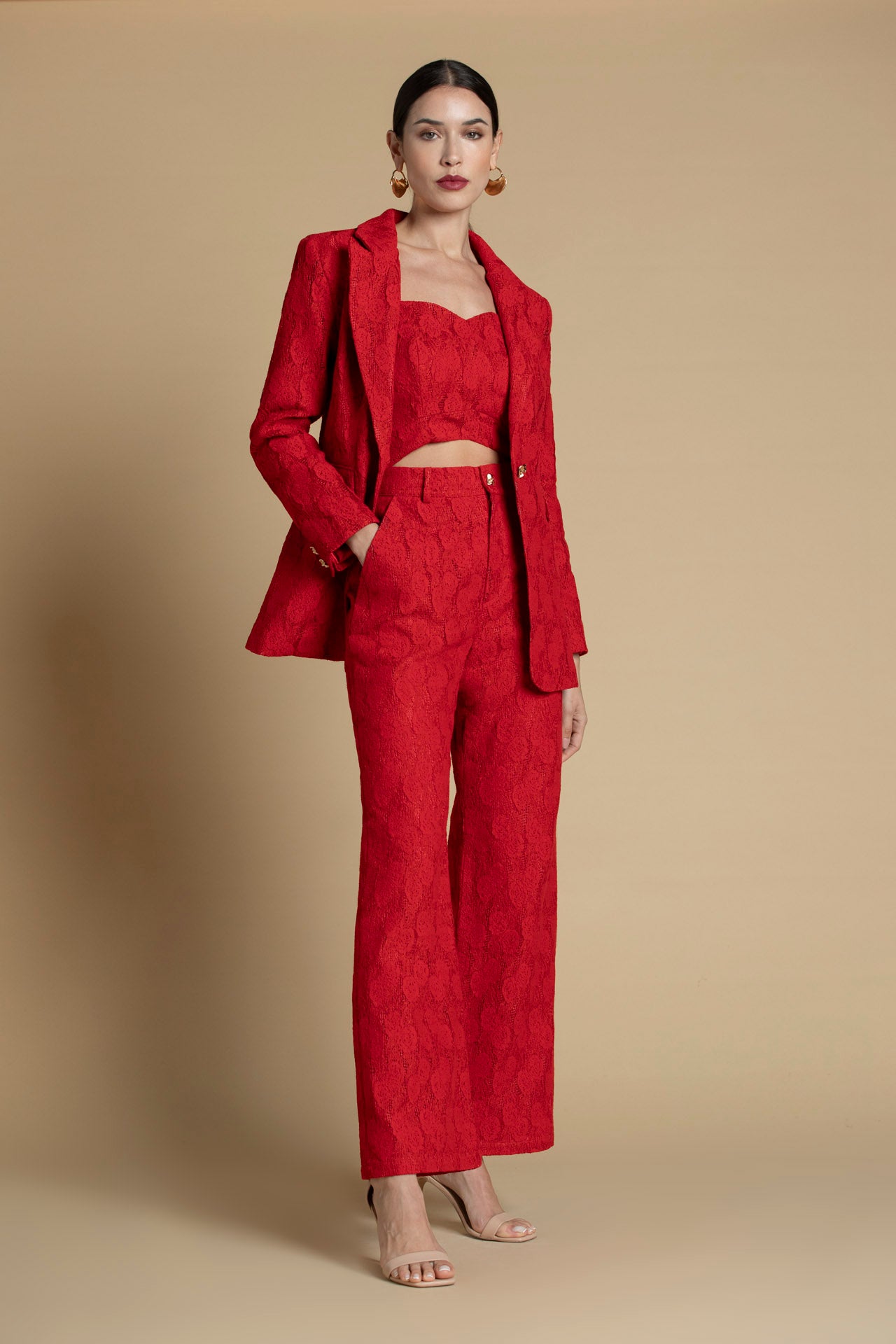 Top de renda vermelho com foco no trabalho rendado e na intensidade elegante da cor.