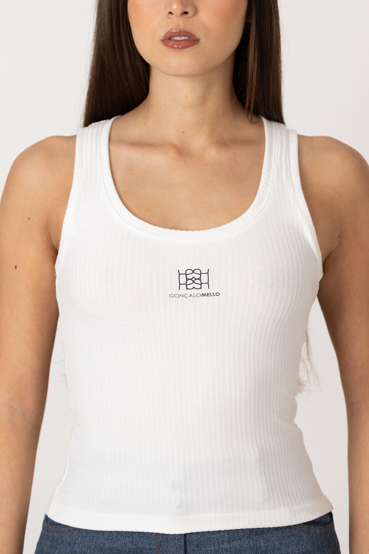 Detalhe do tecido da t-shirt slim fit branca, mostrando a estrutura e o acabamento da gola.