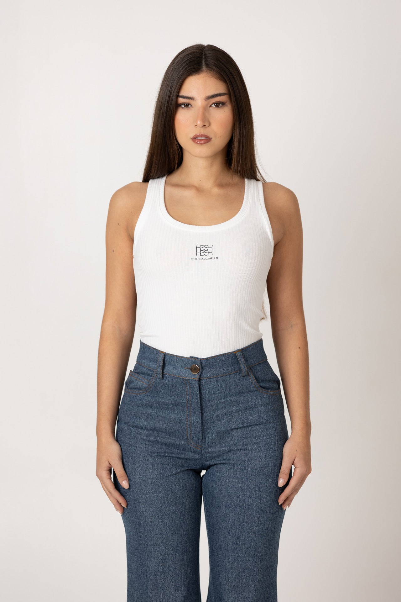 vista frontal da t-shirt slim fit branca, com decote redondo e manga cava.