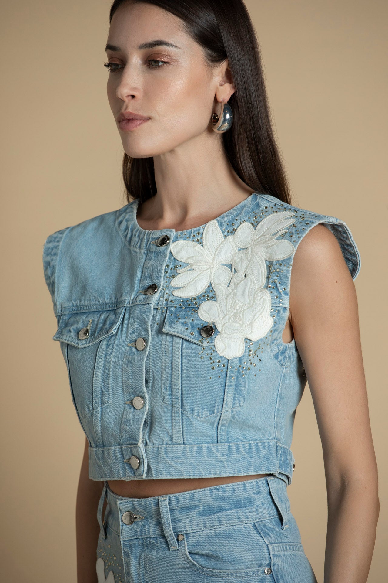 Colete curto denim com bordados