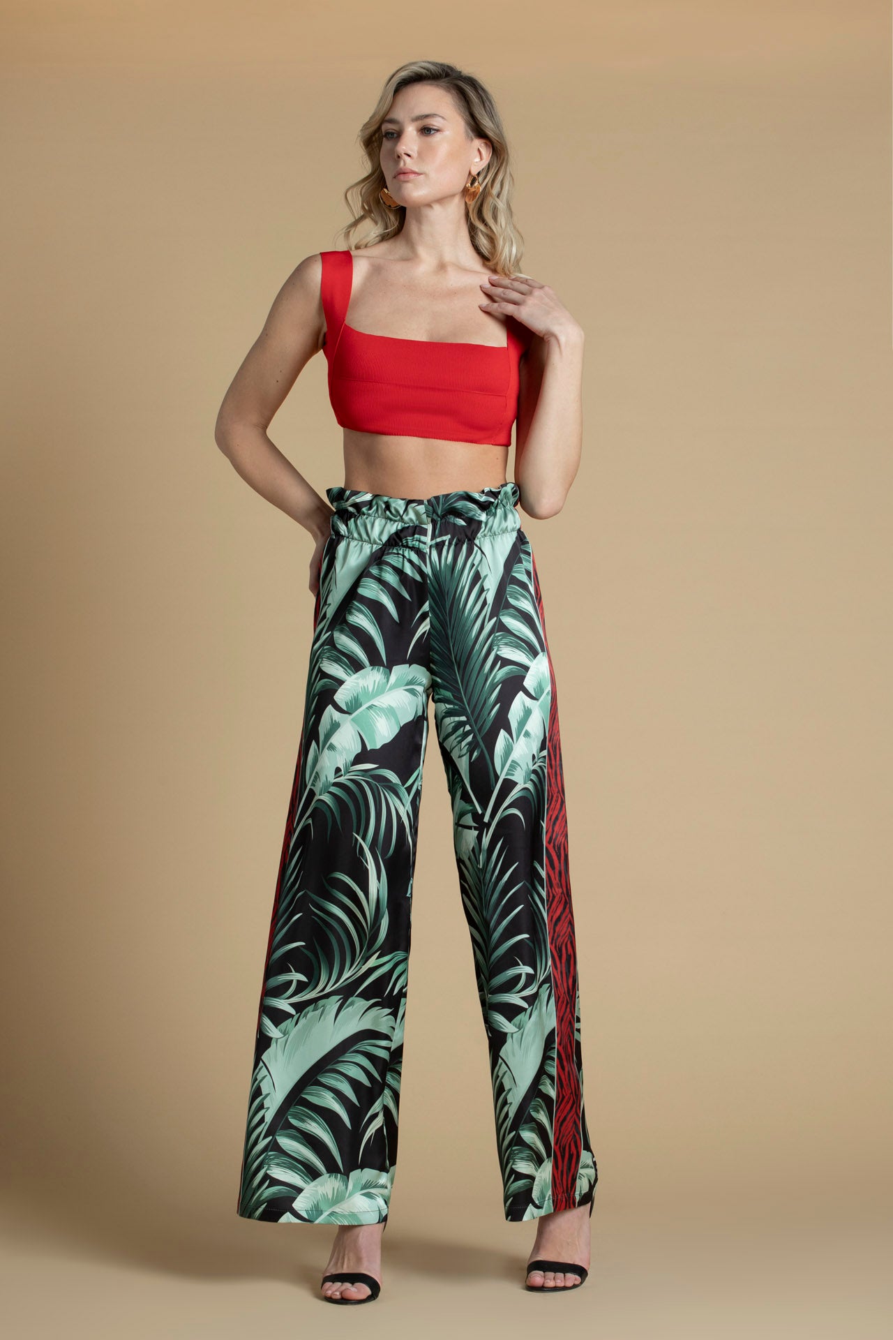 Calças fluídas estampado tropical