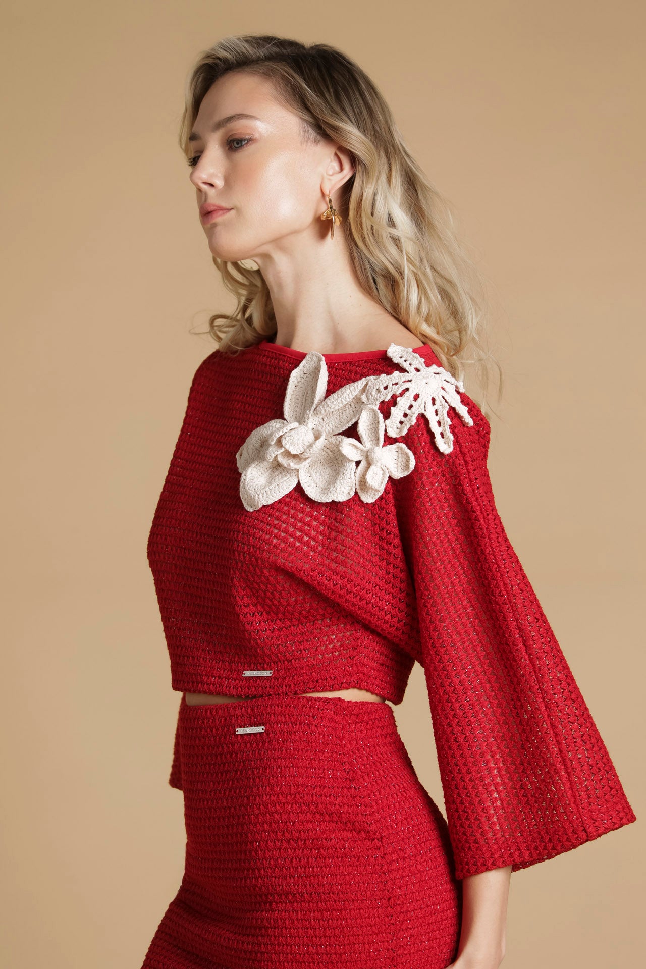 Top de malha com pormenores florais