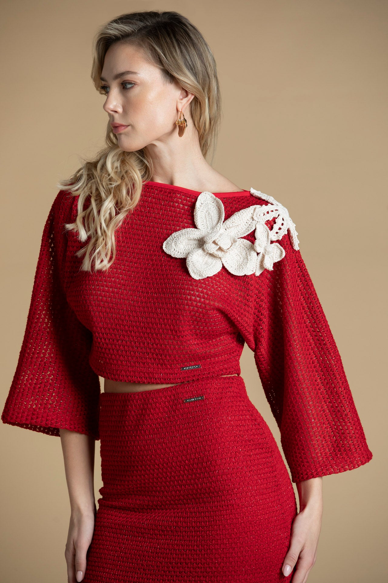 Top de malha com pormenores florais