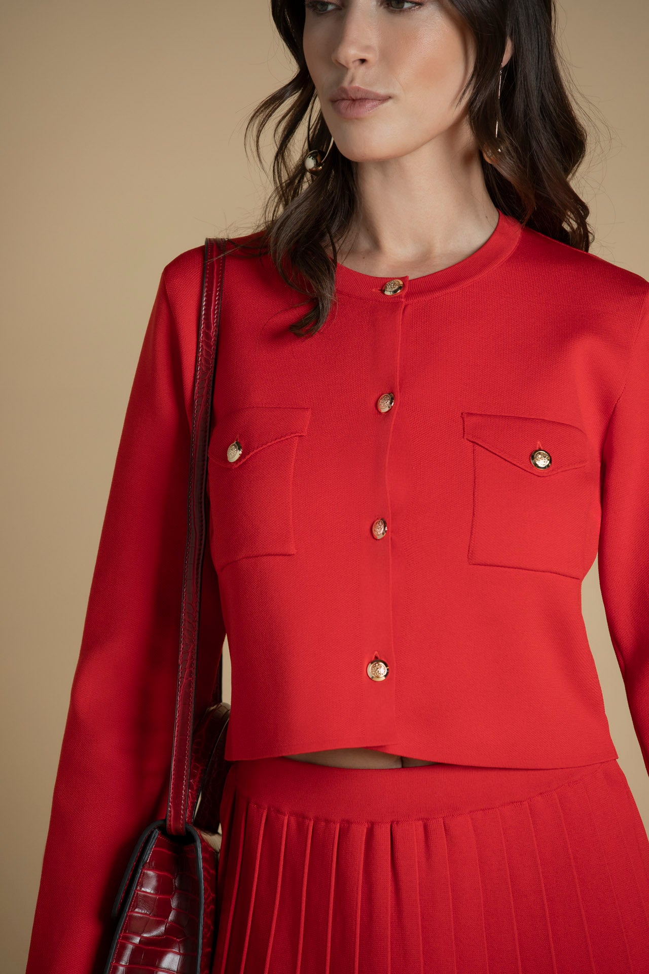 Casaco de malha com botões dourados