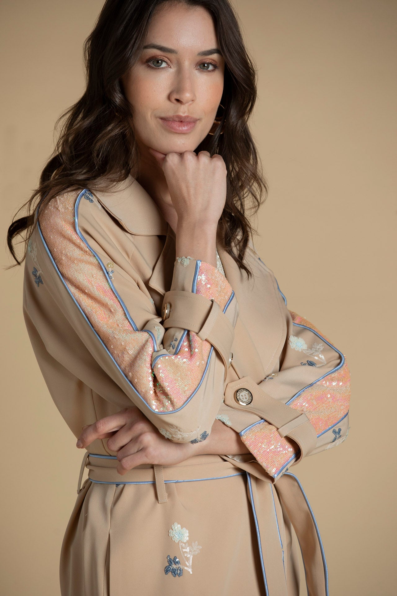 Trench com bordados em lantejoulas