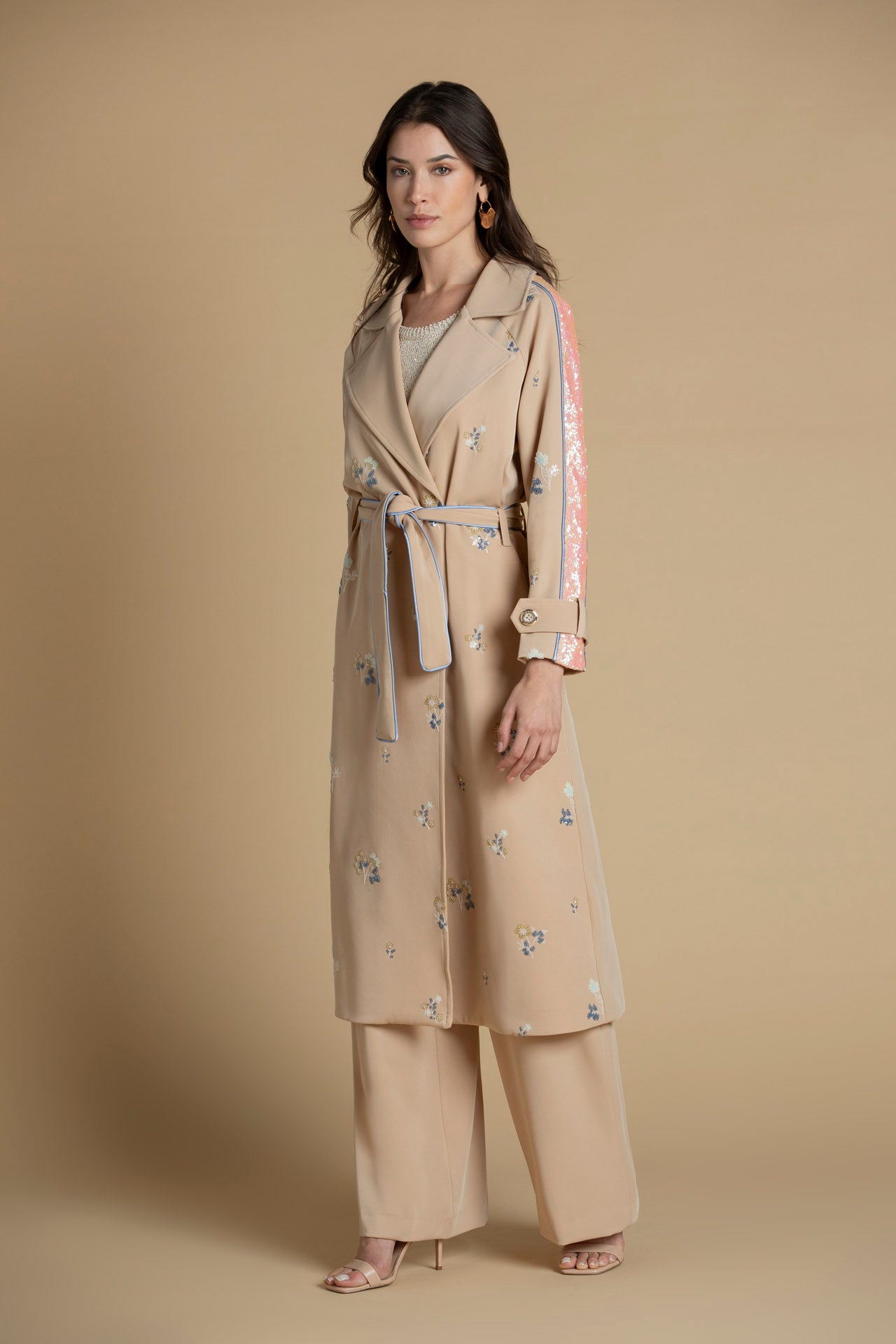 Trench com bordados em lantejoulas