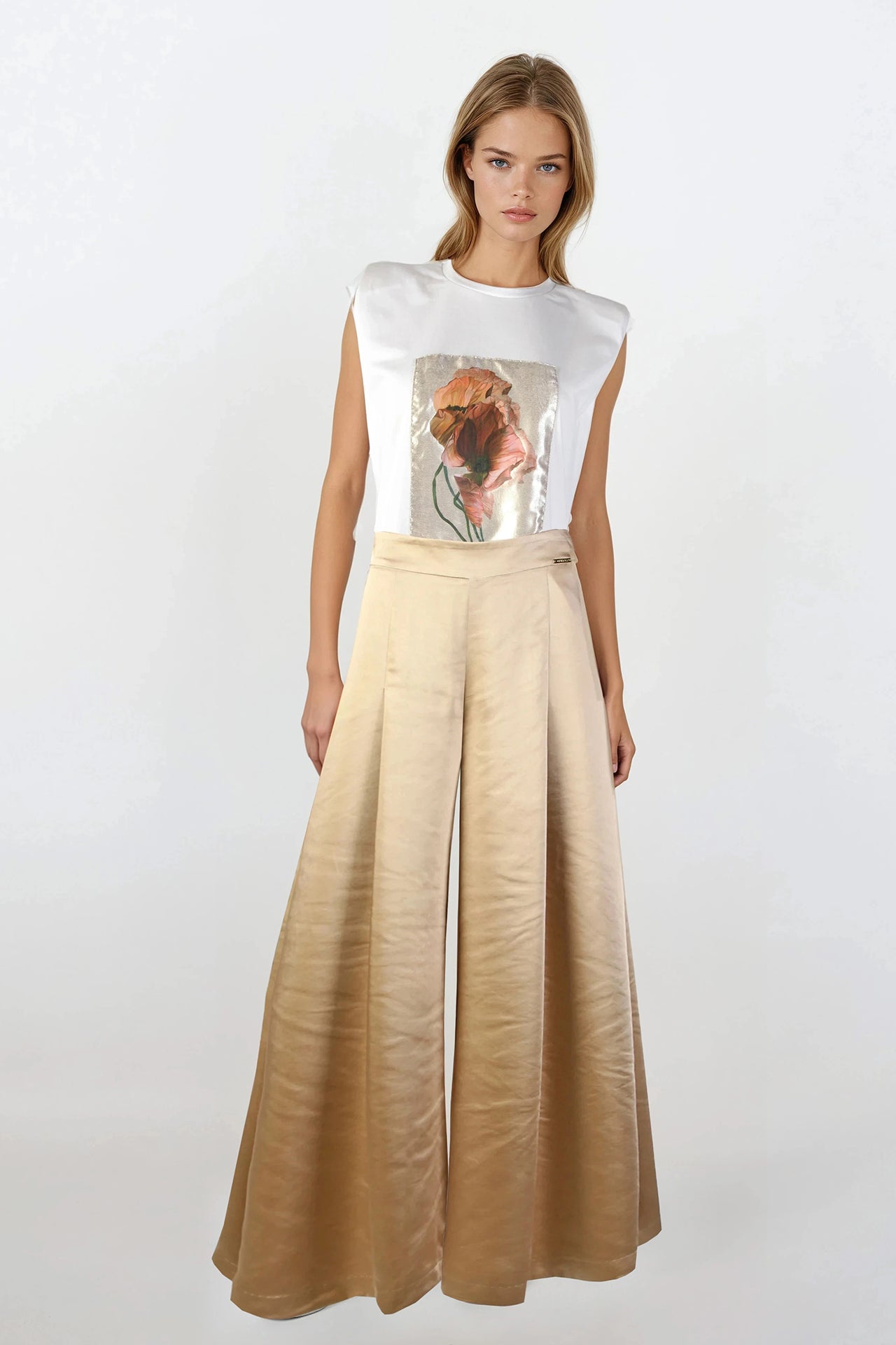 Calças largas acetinadas com pinças