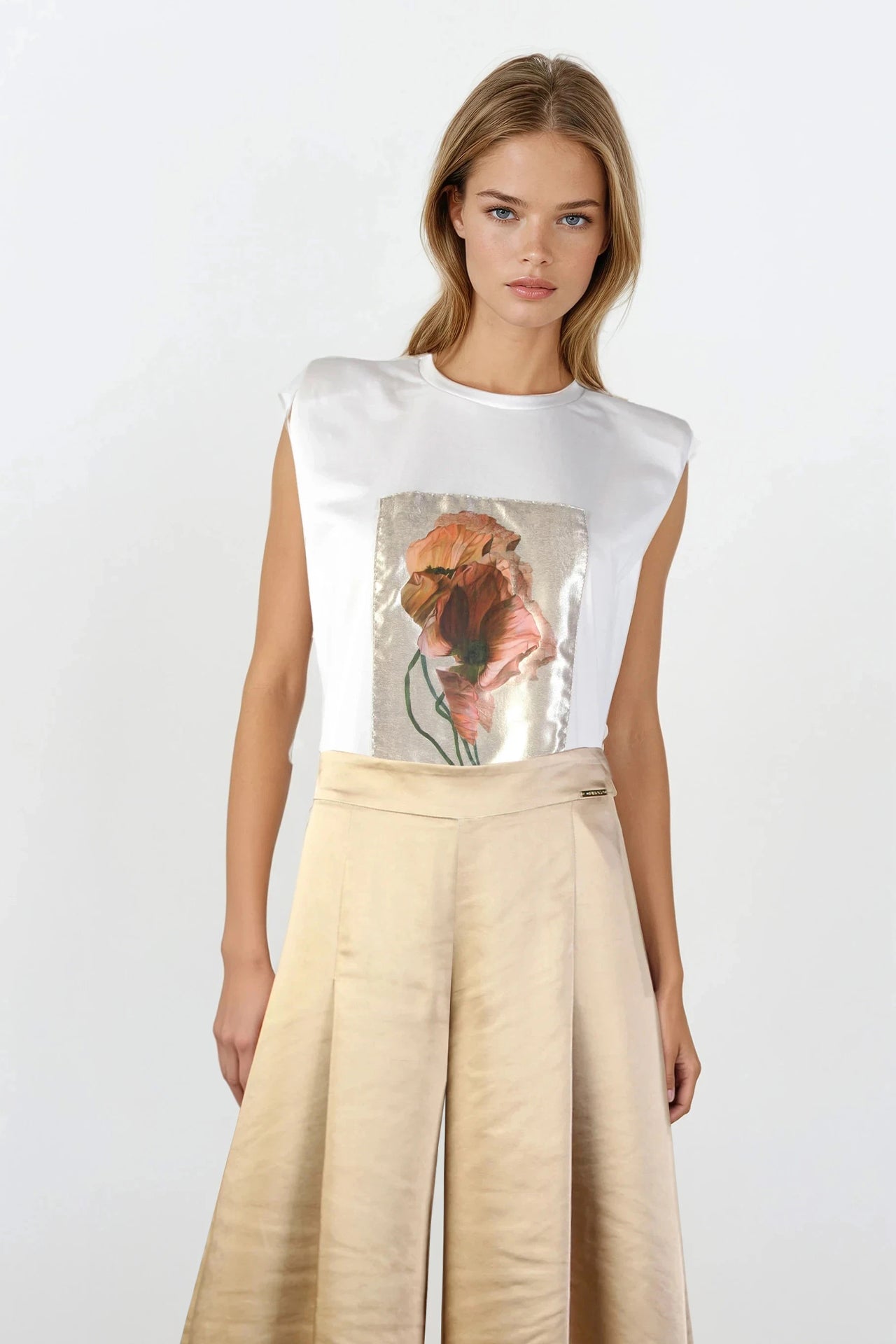 T-shirt com ombreiras estampada