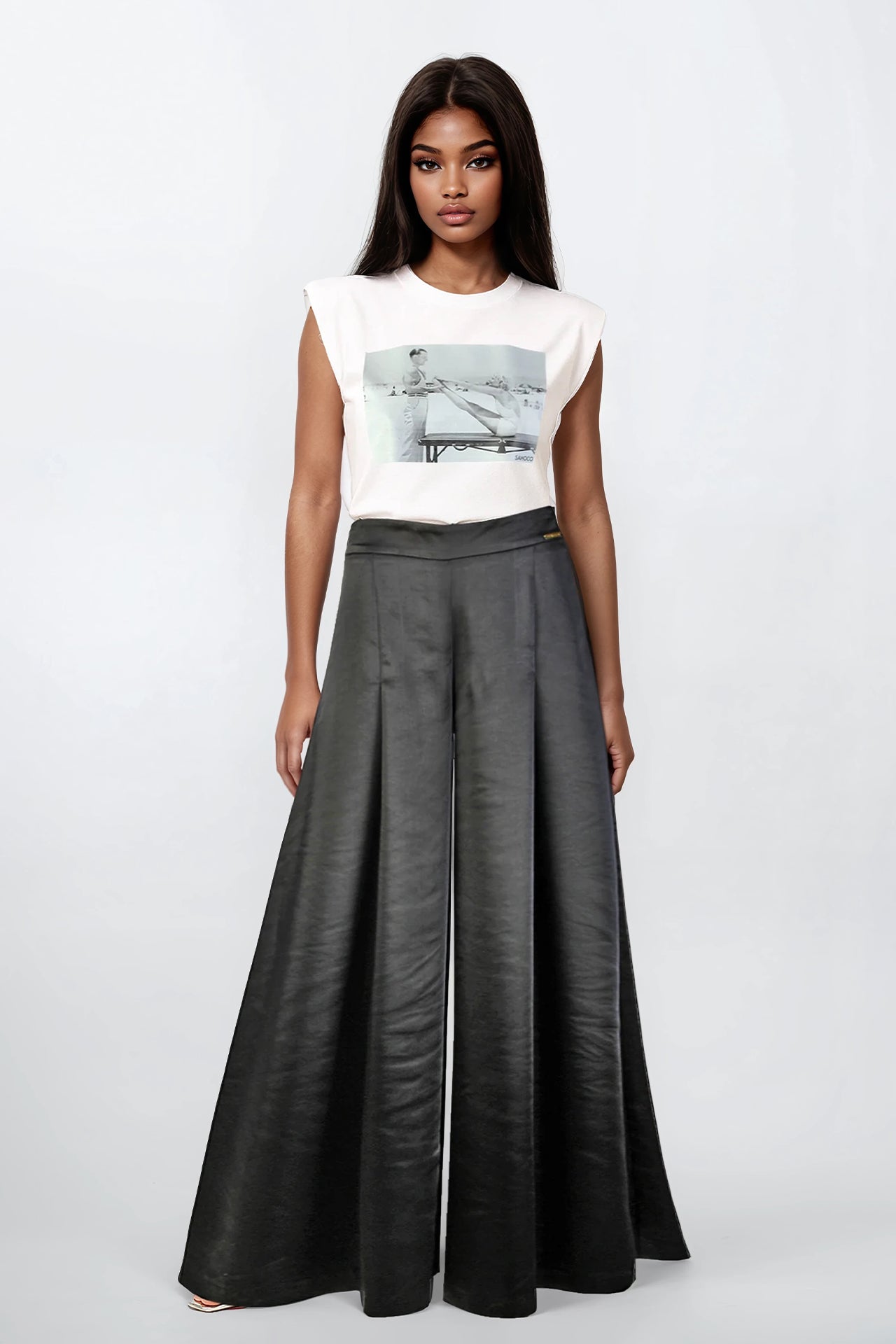 T-shirt com ombreiras estampada