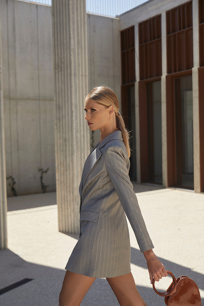 Blazer vestido reto oversize risca diplomática