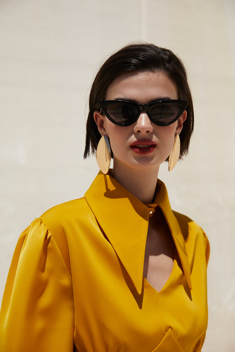 Blusa acetinada com gola