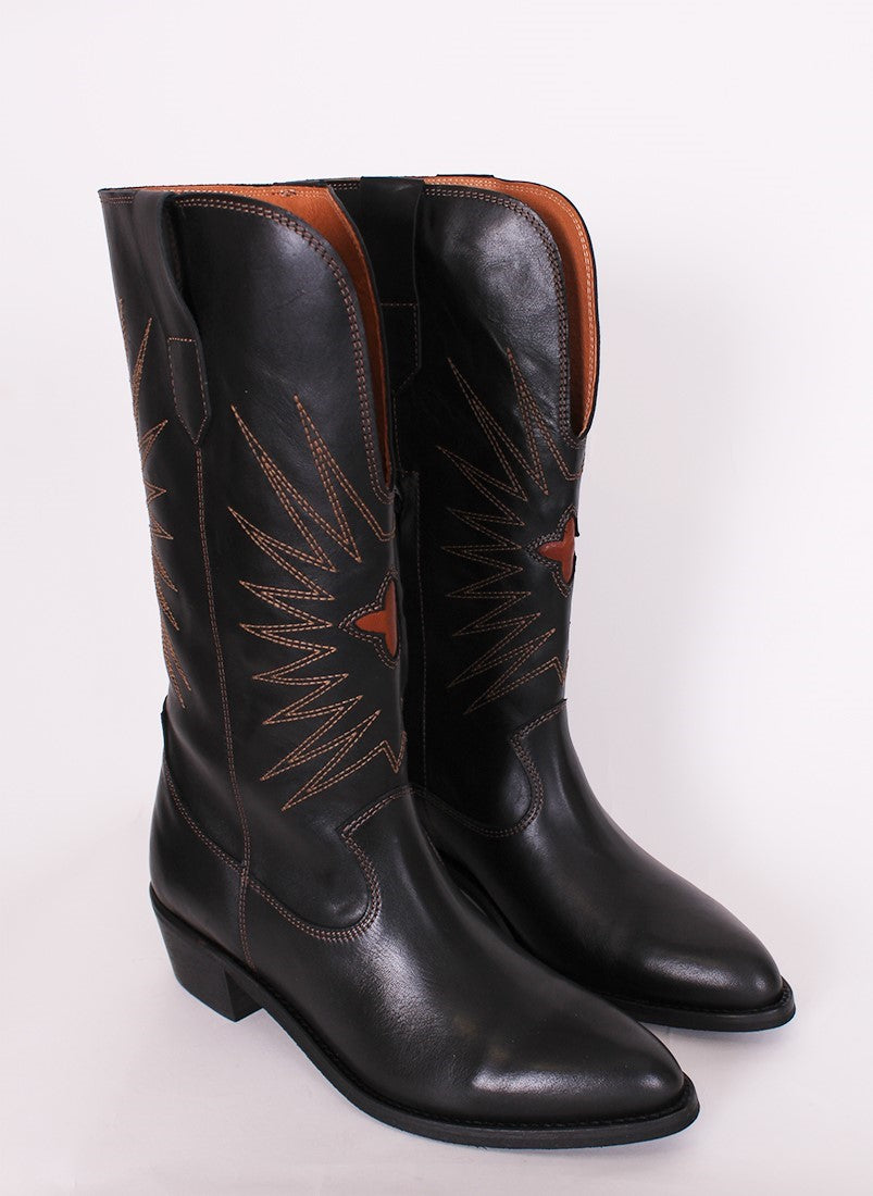 Bota com tacão cowboy