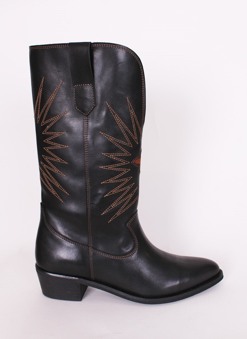 Bota com tacão cowboy