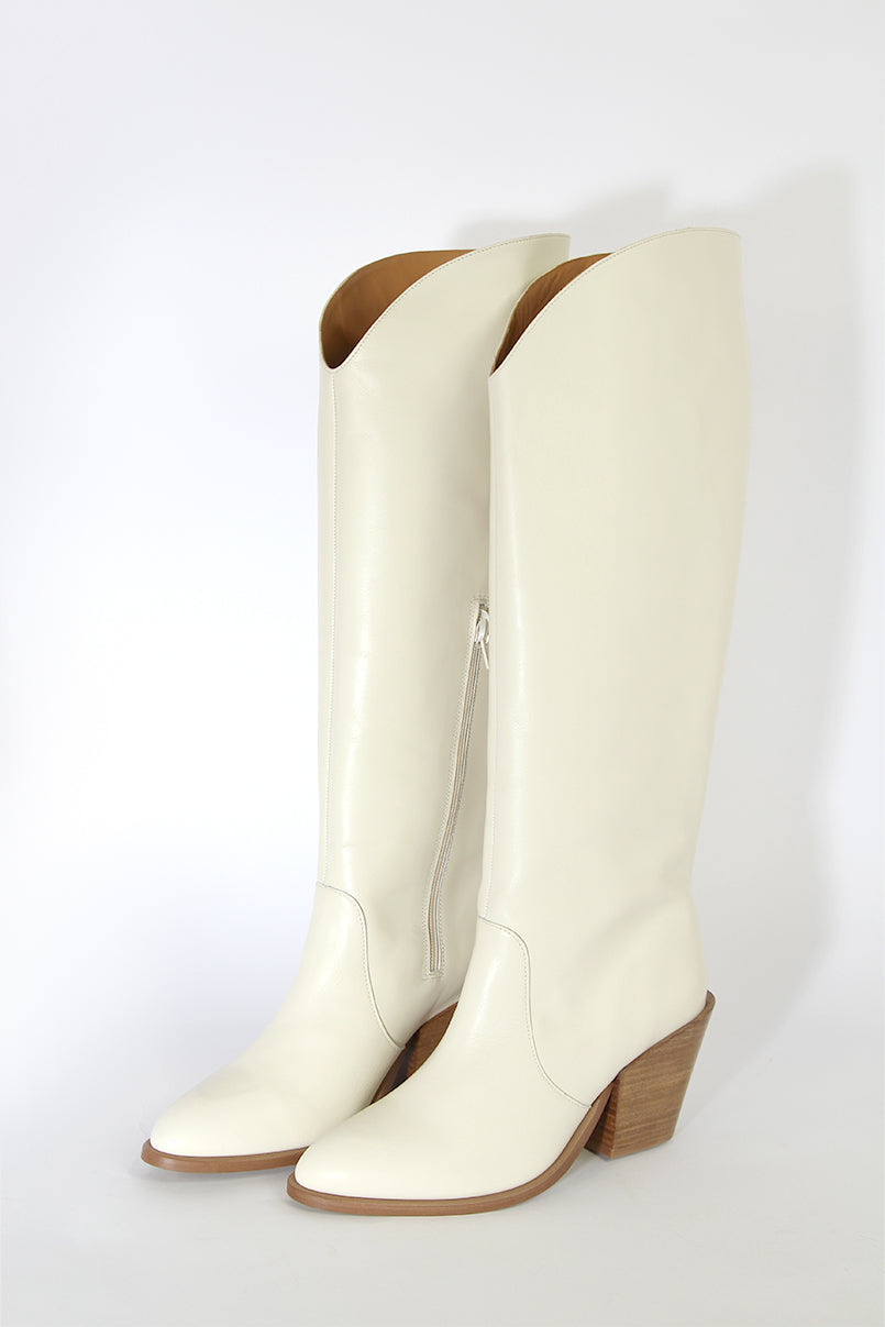 Botas em pele de cano alto