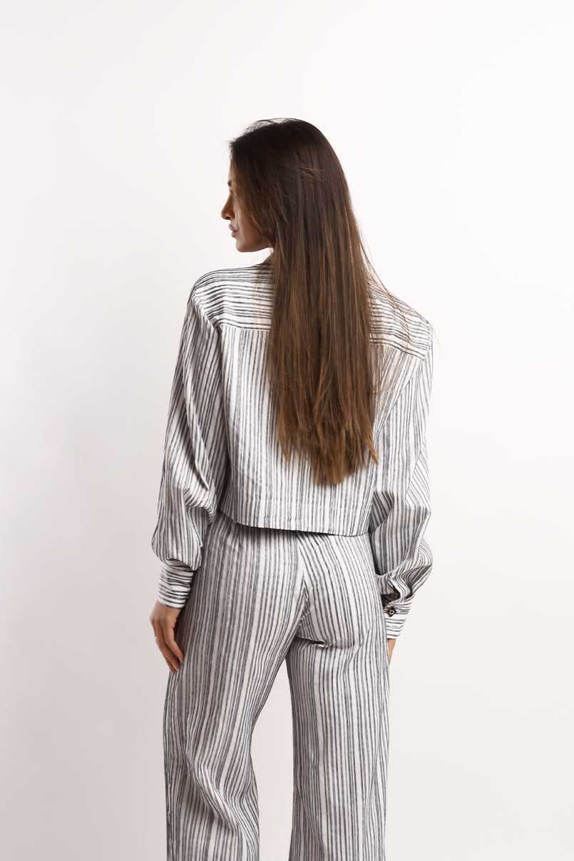 Calças amplas às riscas