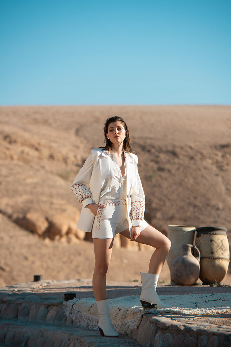 Calções curtos bordados