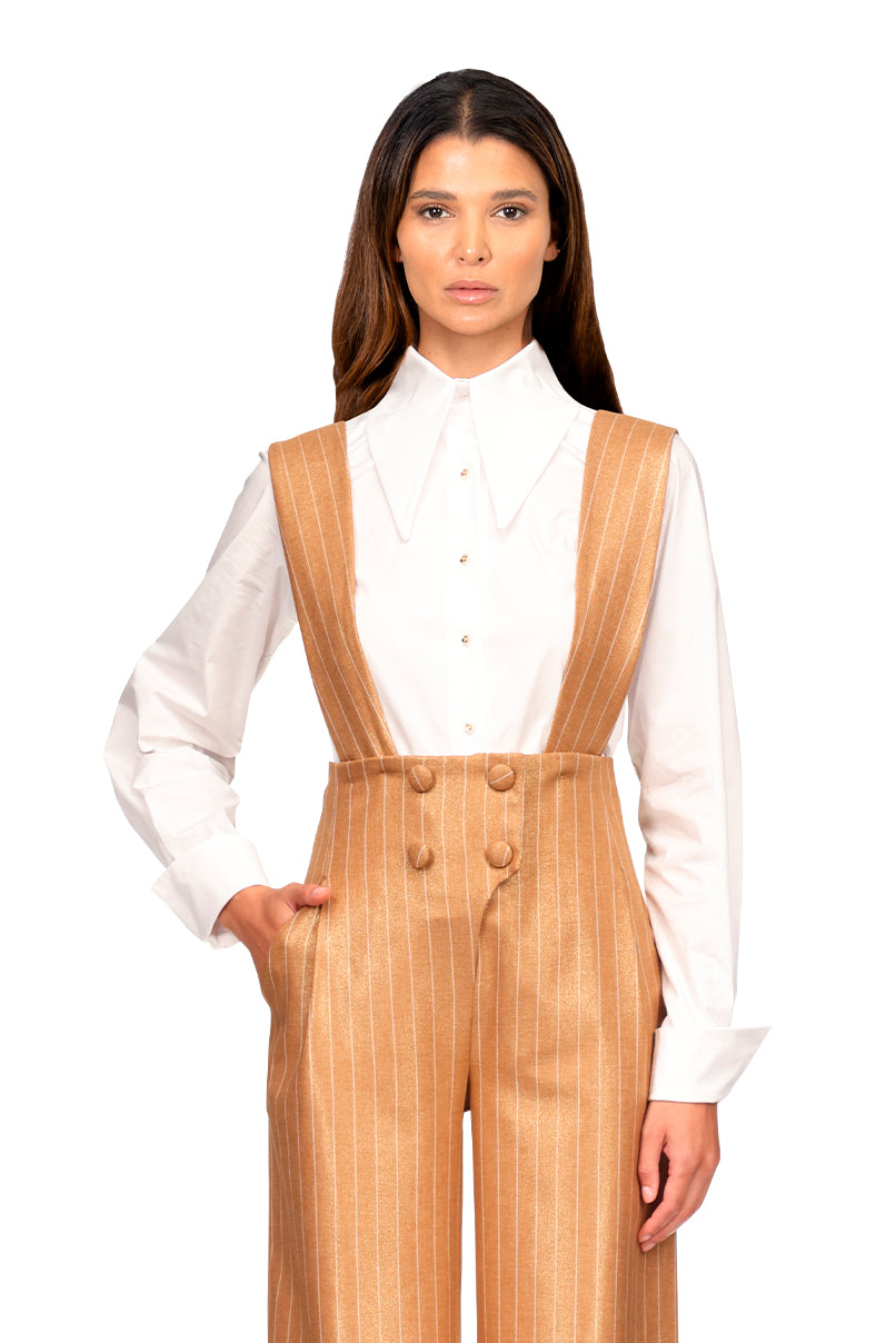 Camisa branca gola pronunciada