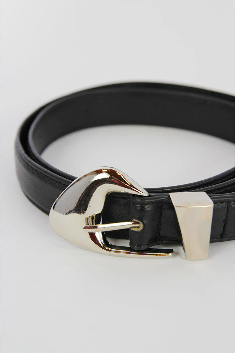 Cinto com fivela prateada