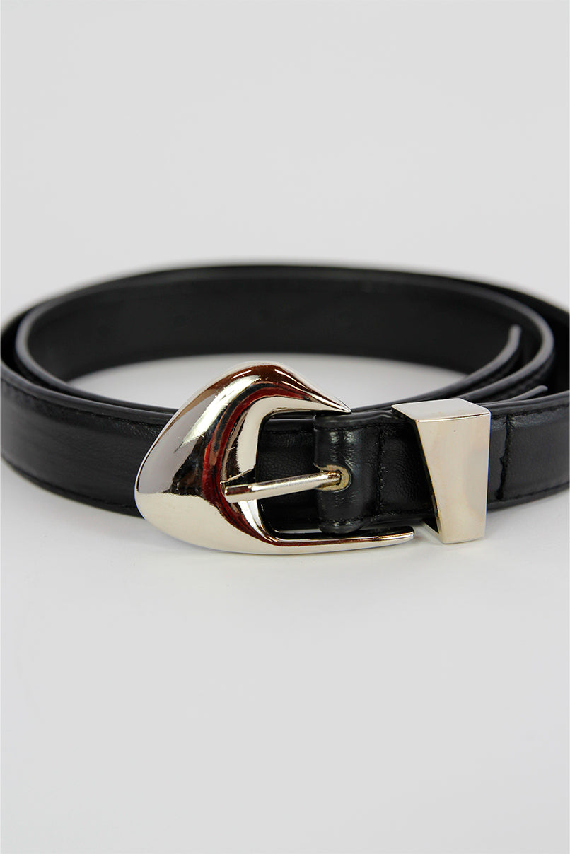 Cinto com fivela prateada