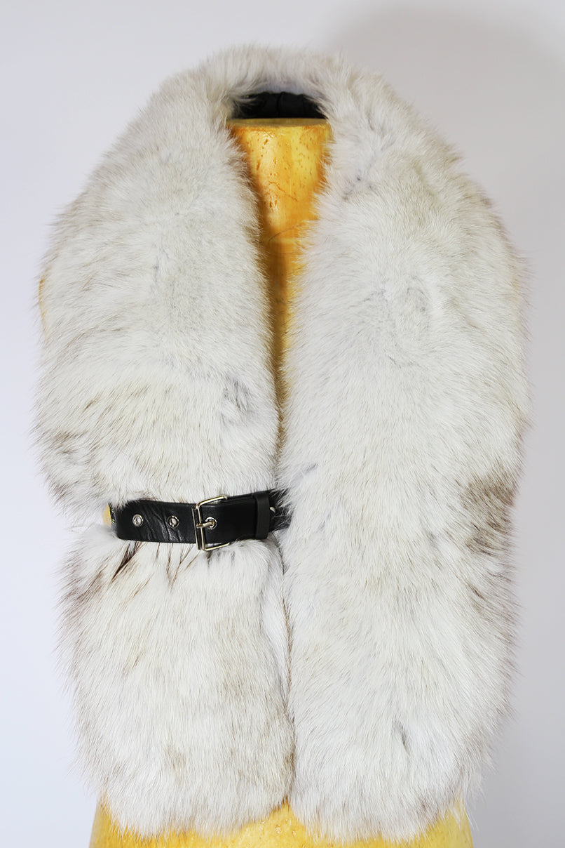 Gola em pelo natural com fivela