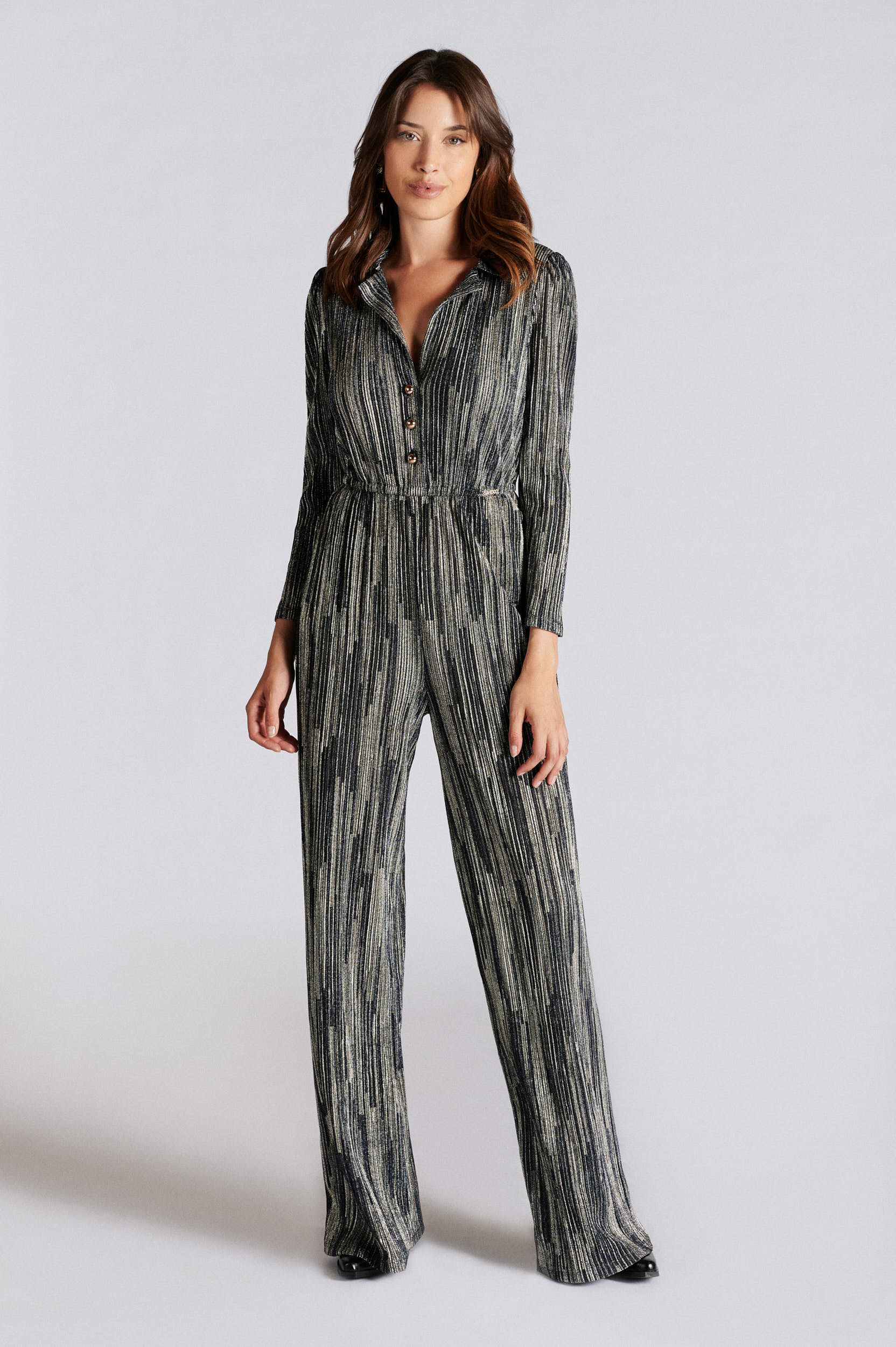 Macacão com Gola de Abas e Ombreiras