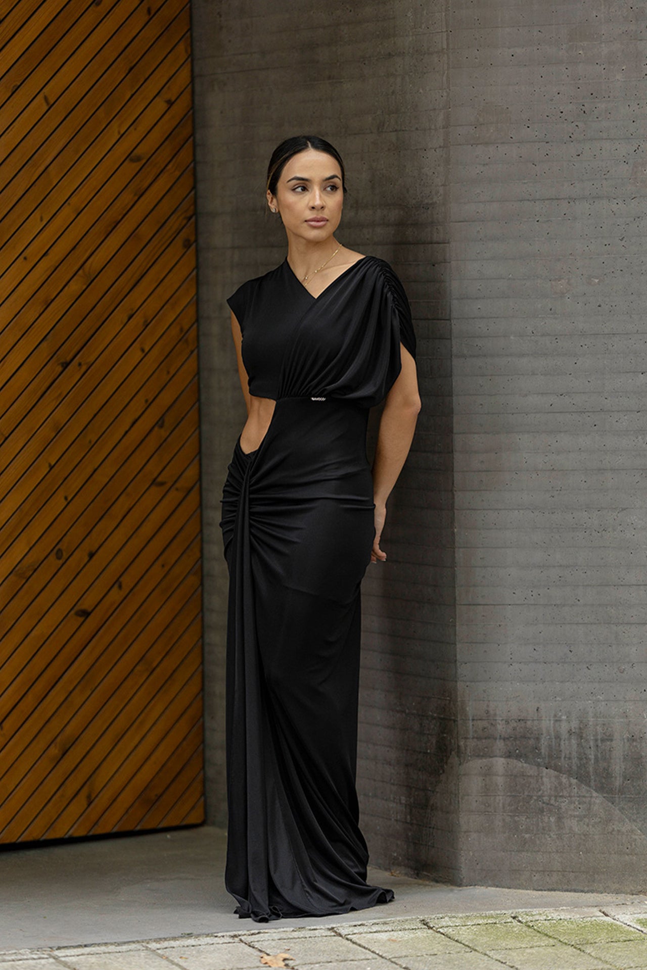 Vestido comprido decote assimétrico