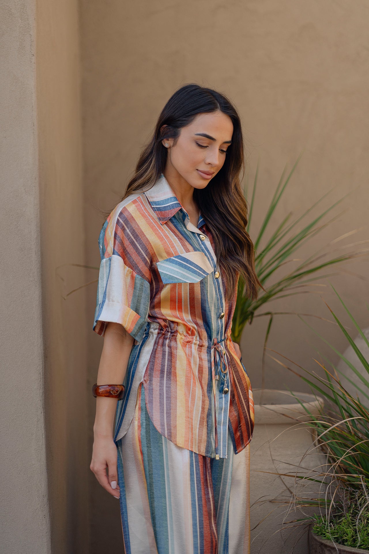 Camisa Acetinada com Cintura Ajustável