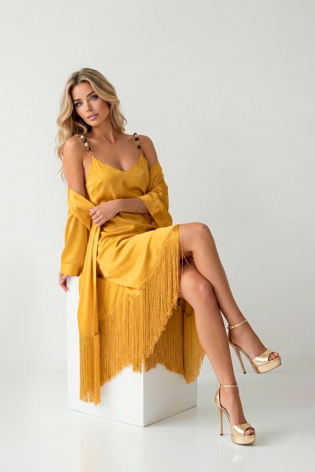 Vestido satinado con flecos