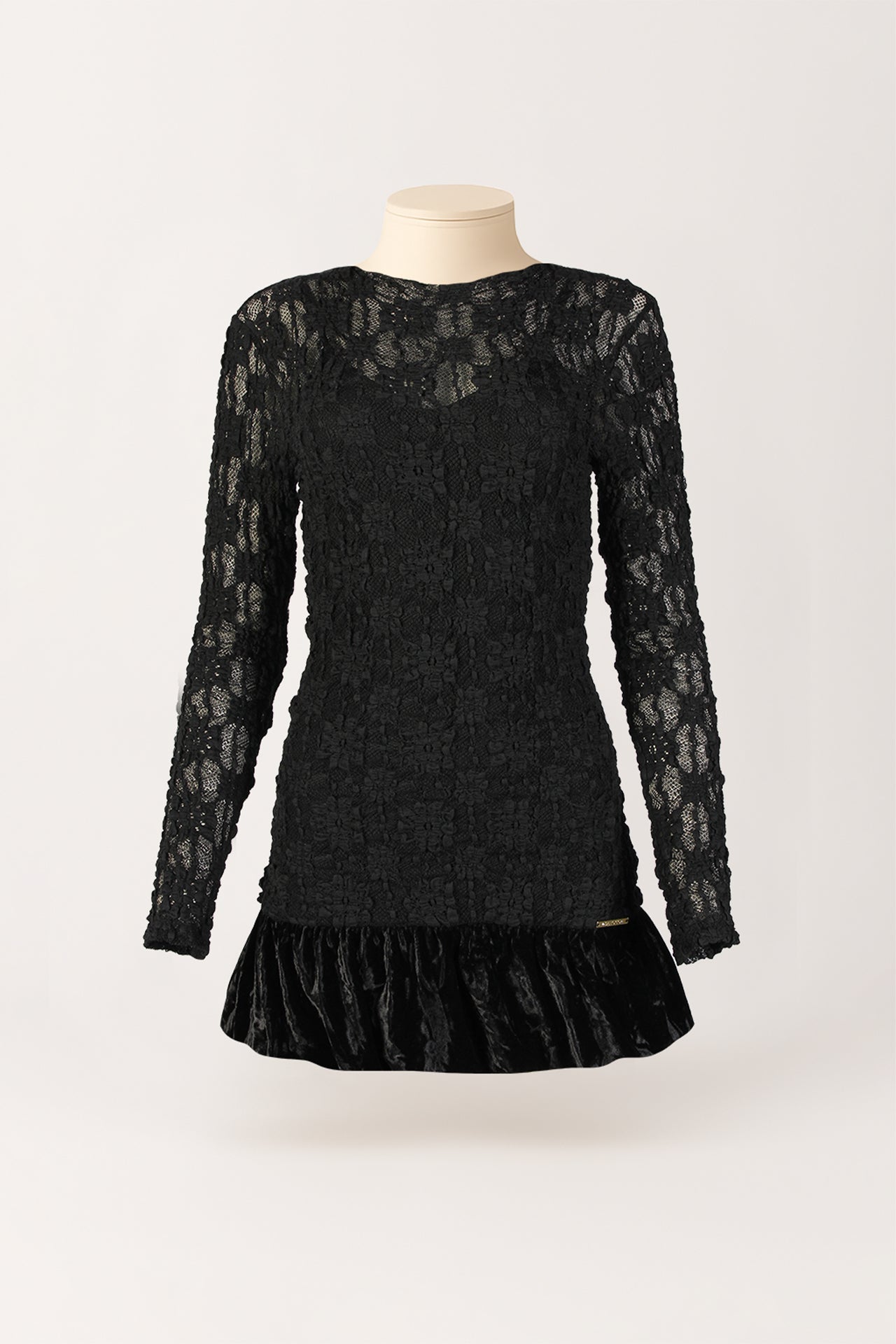 Vestido Curto em Renda com Saia de Veludo Plissado