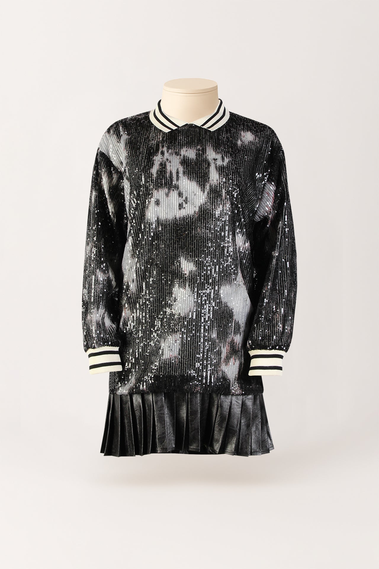 Vestido curto em lantejoulas com gola desportiva e saia plissada