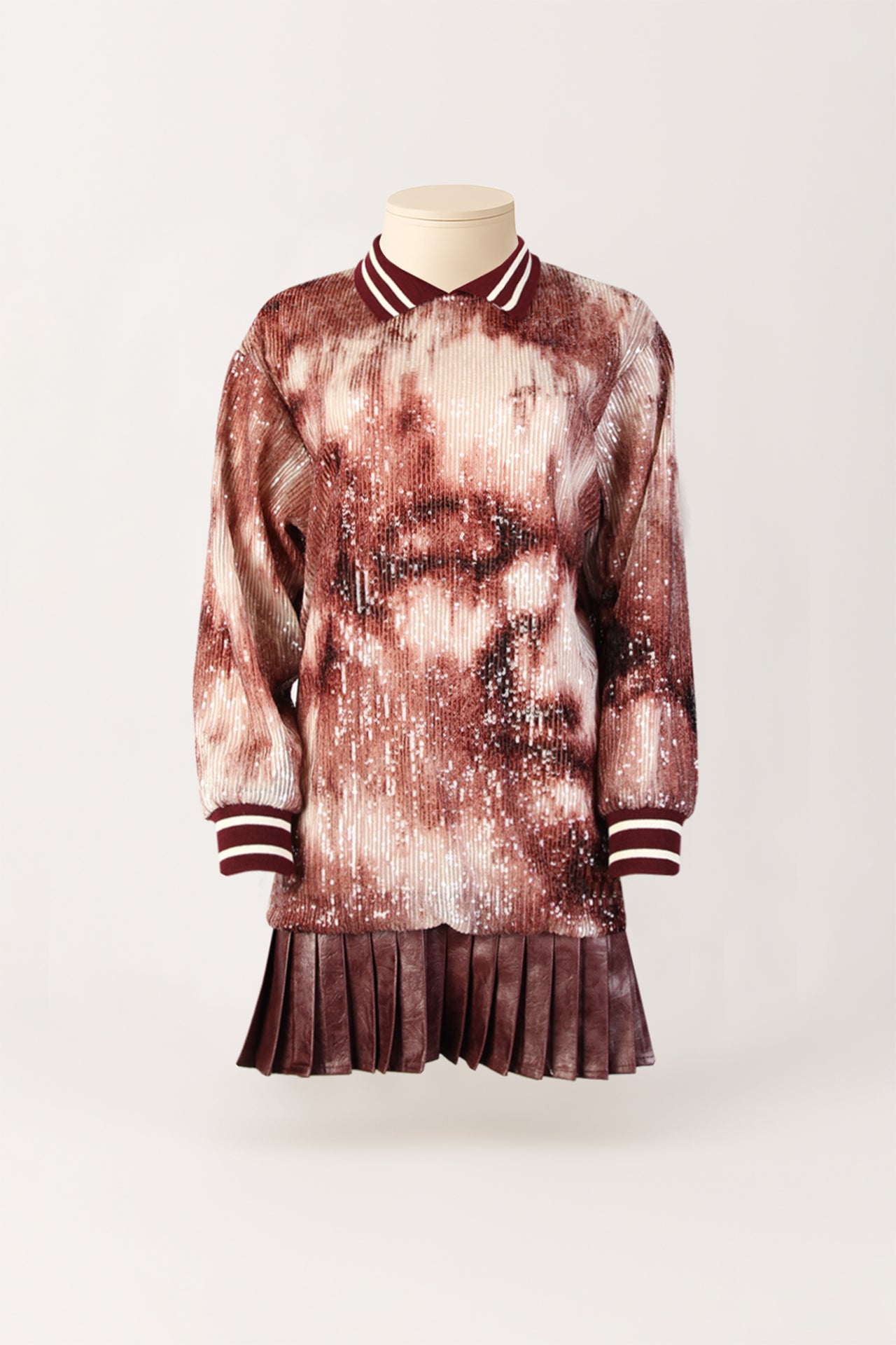 Vestido curto em lantejoulas com gola desportiva e saia plissada