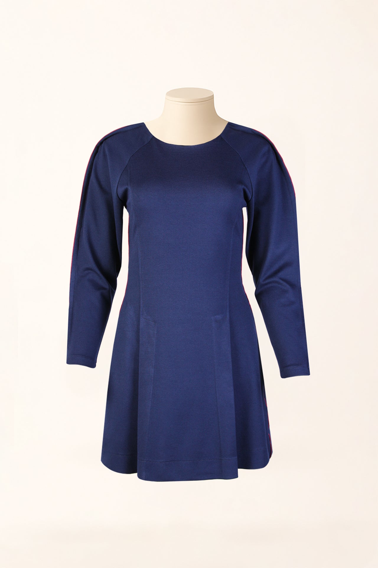 Vestido Curto com Risca nas Mangas