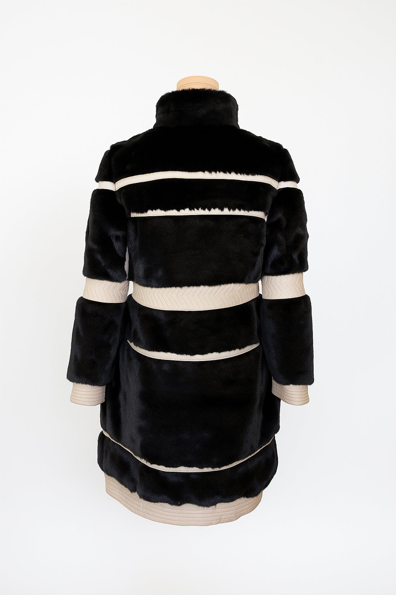 Casaco Estruturado em Pele com Pelo Sintético