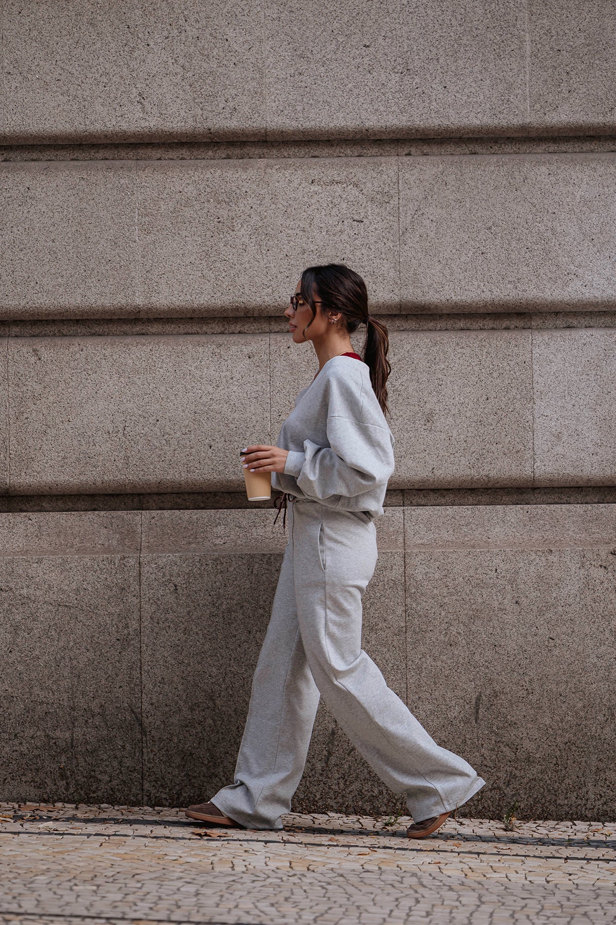 Pantalones jogger gris claro con cintura en contraste