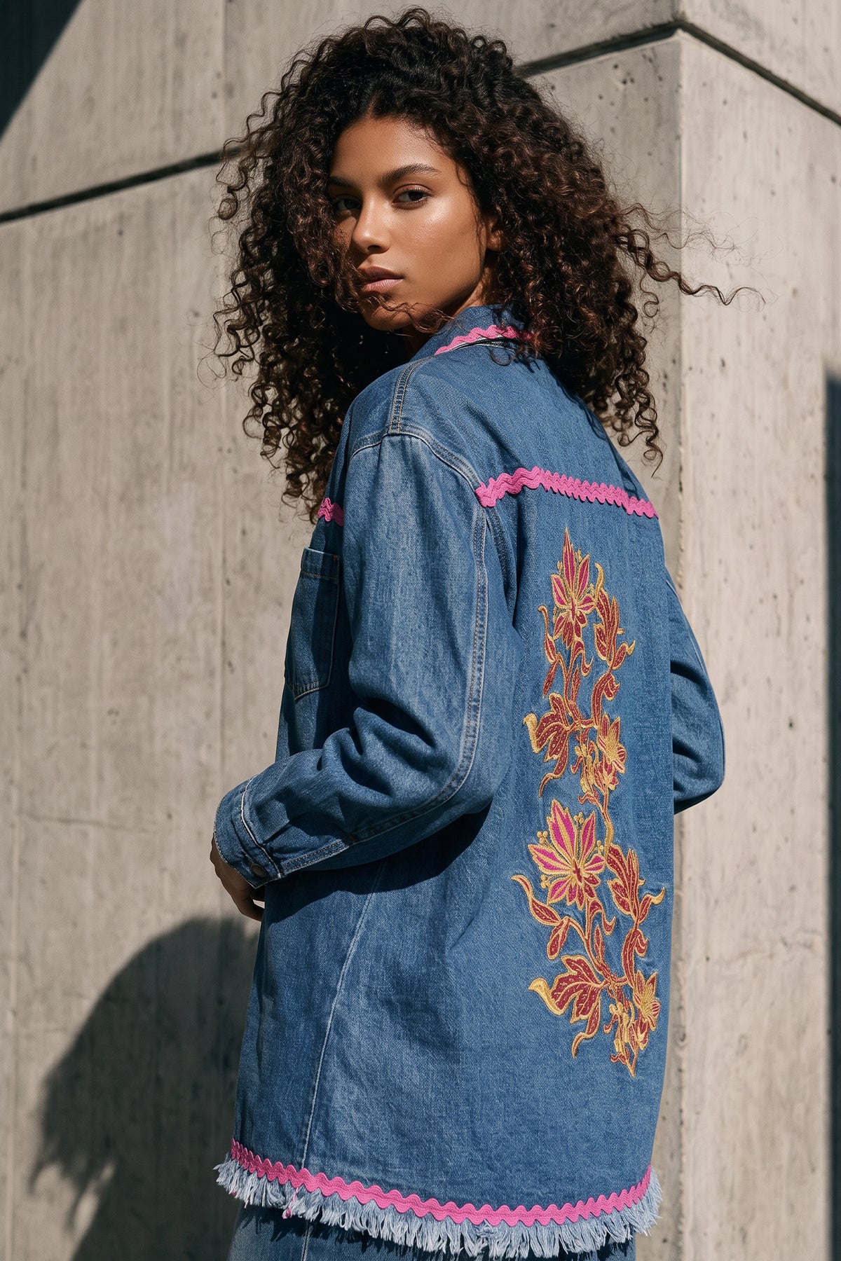 Cazadora vaquera oversize bordada