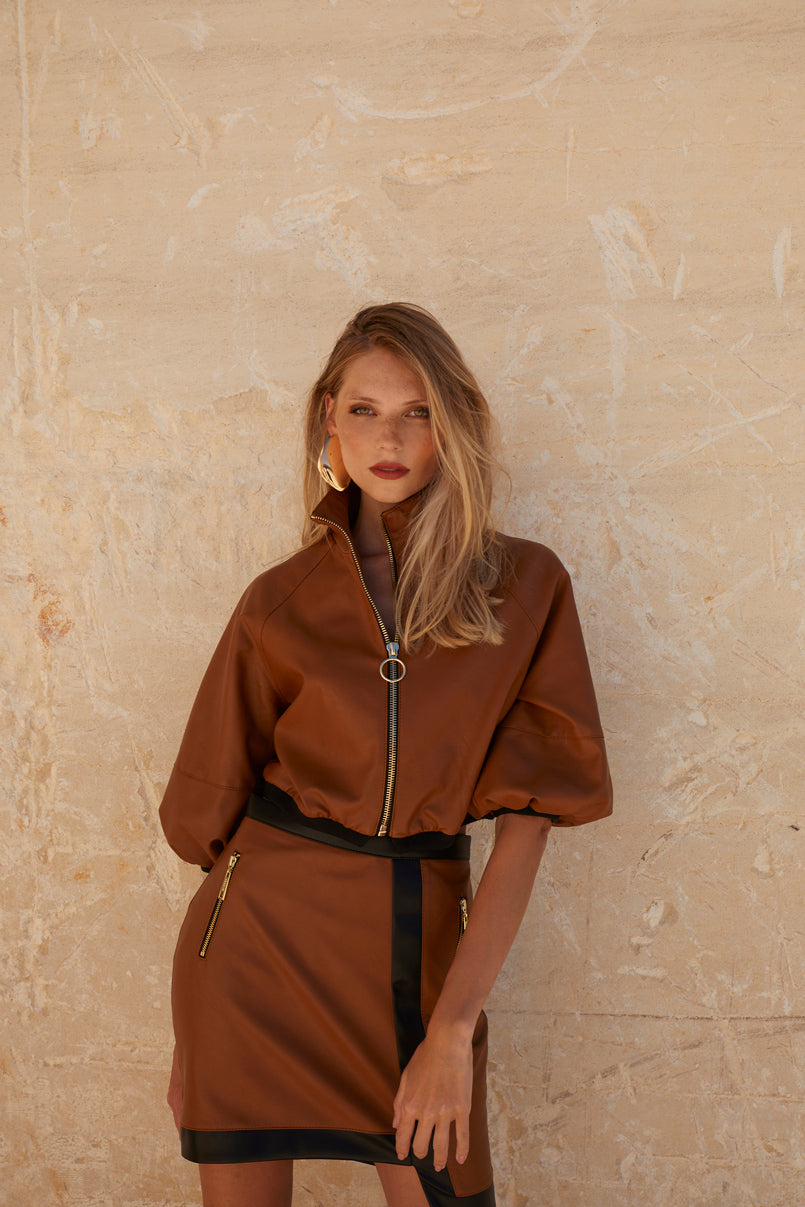 Saia curta assimétrica efeito pele