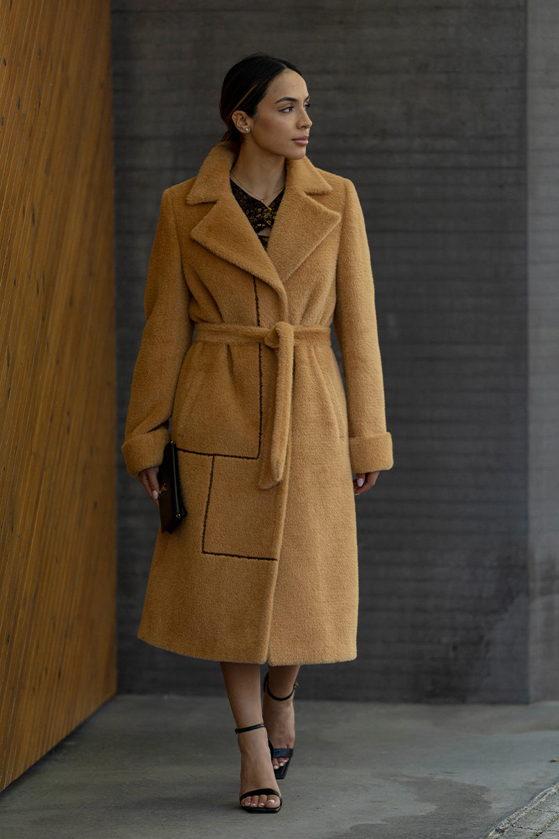 Sobretudo comprido em pelo sintético