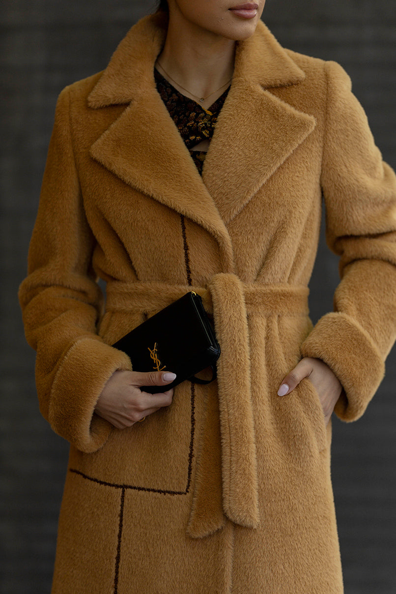 Sobretudo comprido em pelo sintético