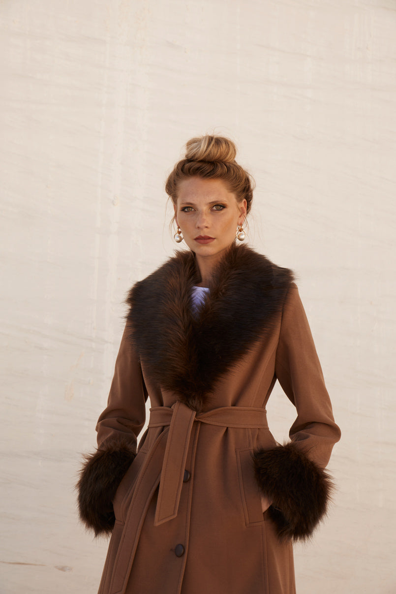 Sobretudo comprido gola em pêlo