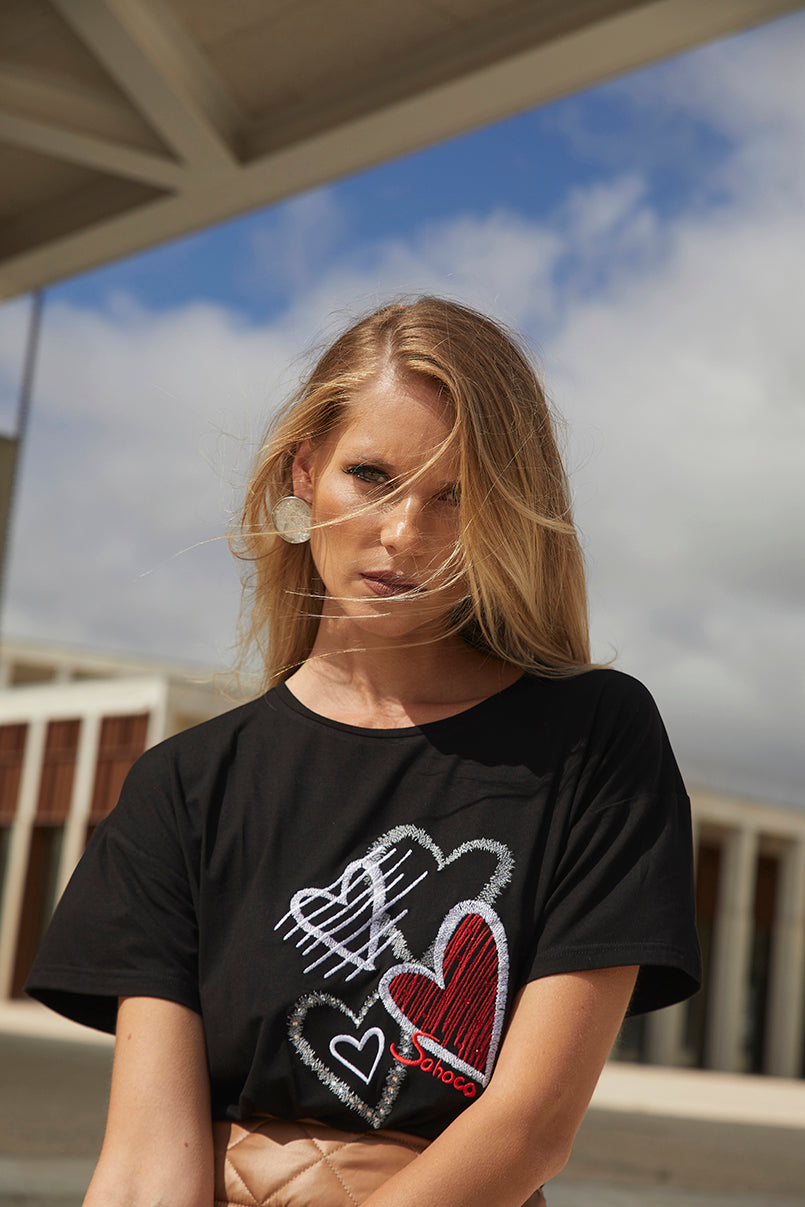 T-shirt corações bordados