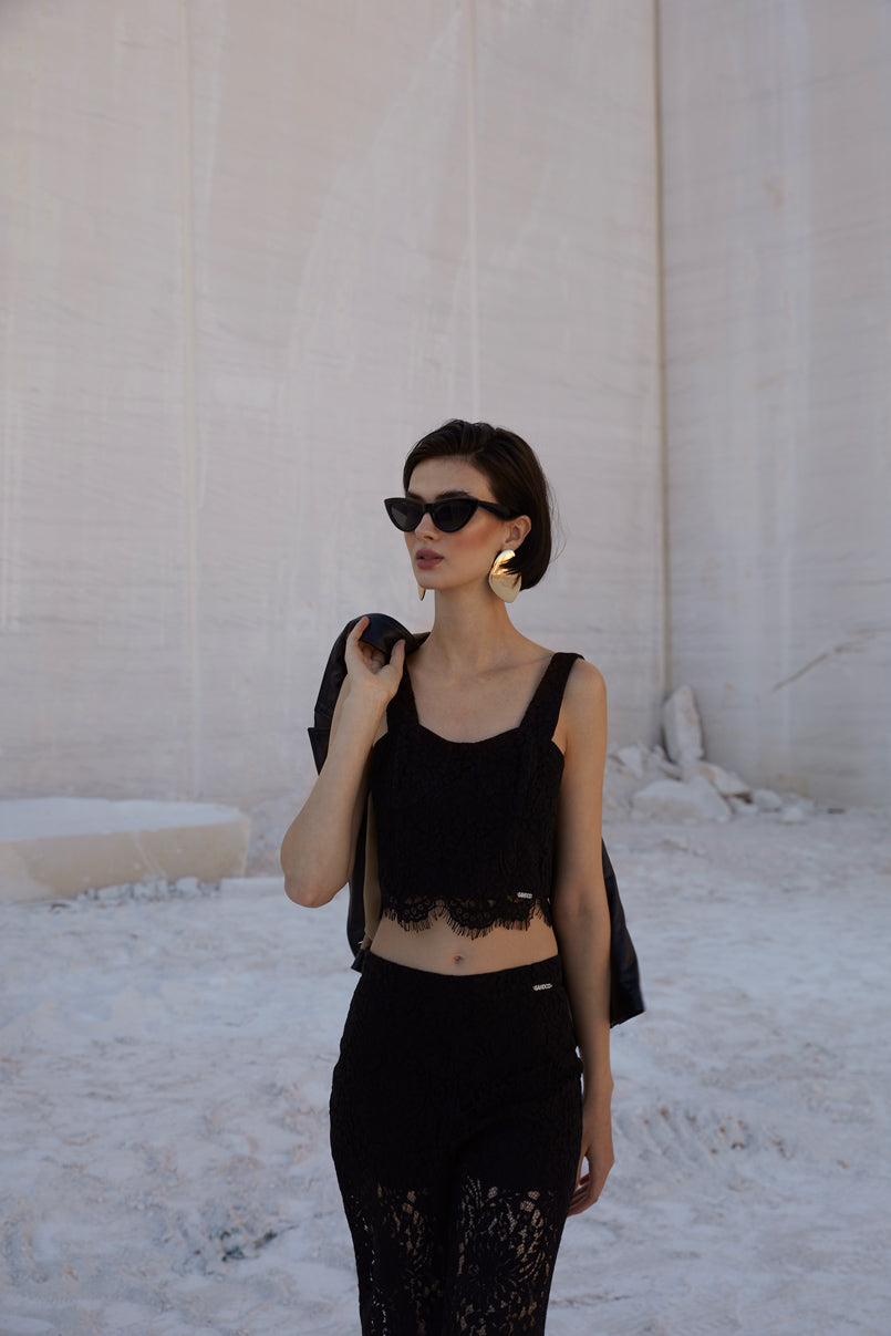 Top curto tipo corsetry em renda