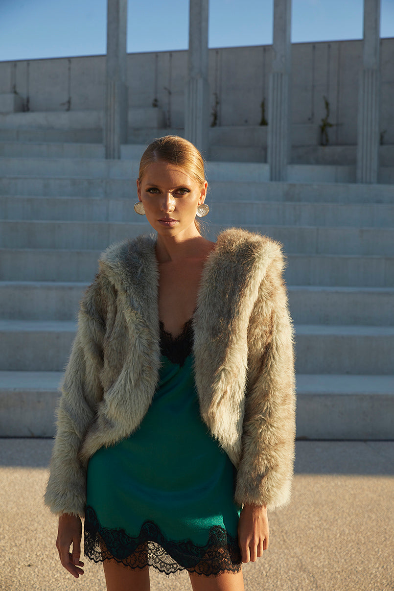 Vestido acetinado tipo lingerie