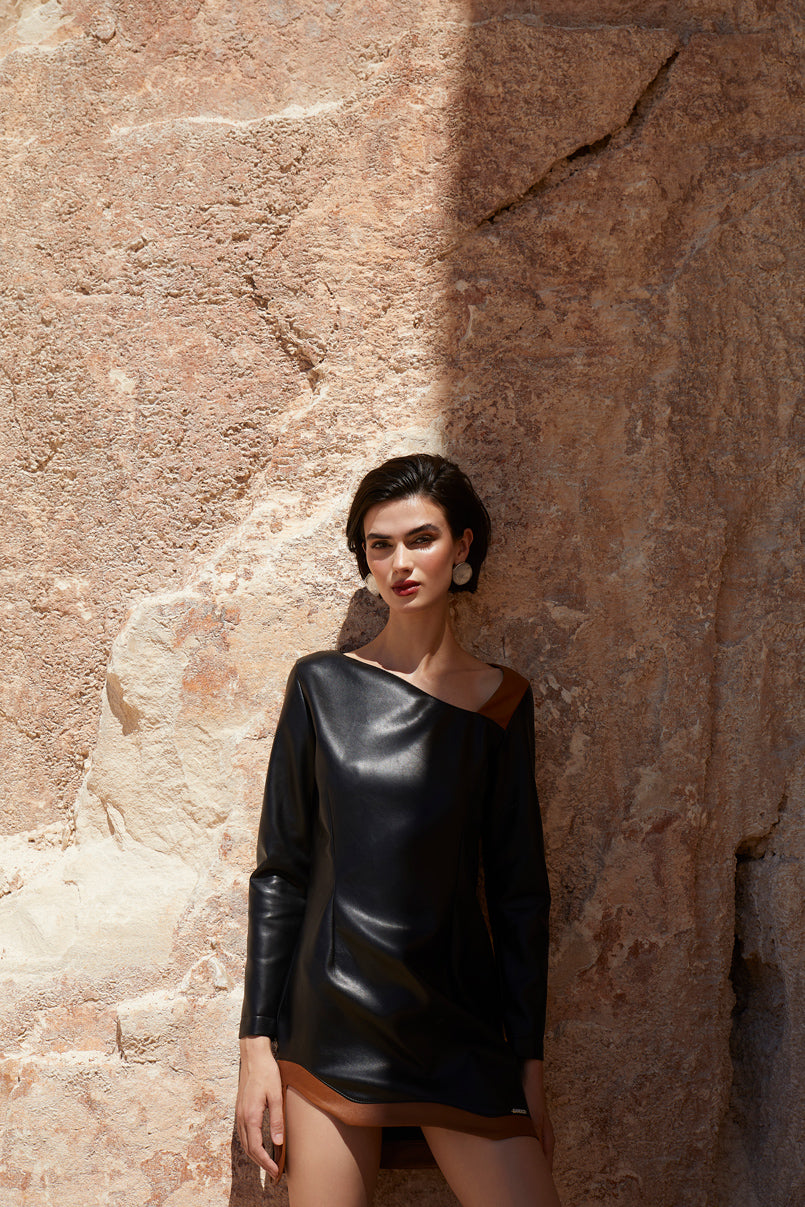 Vestido assimétrico efeito pele