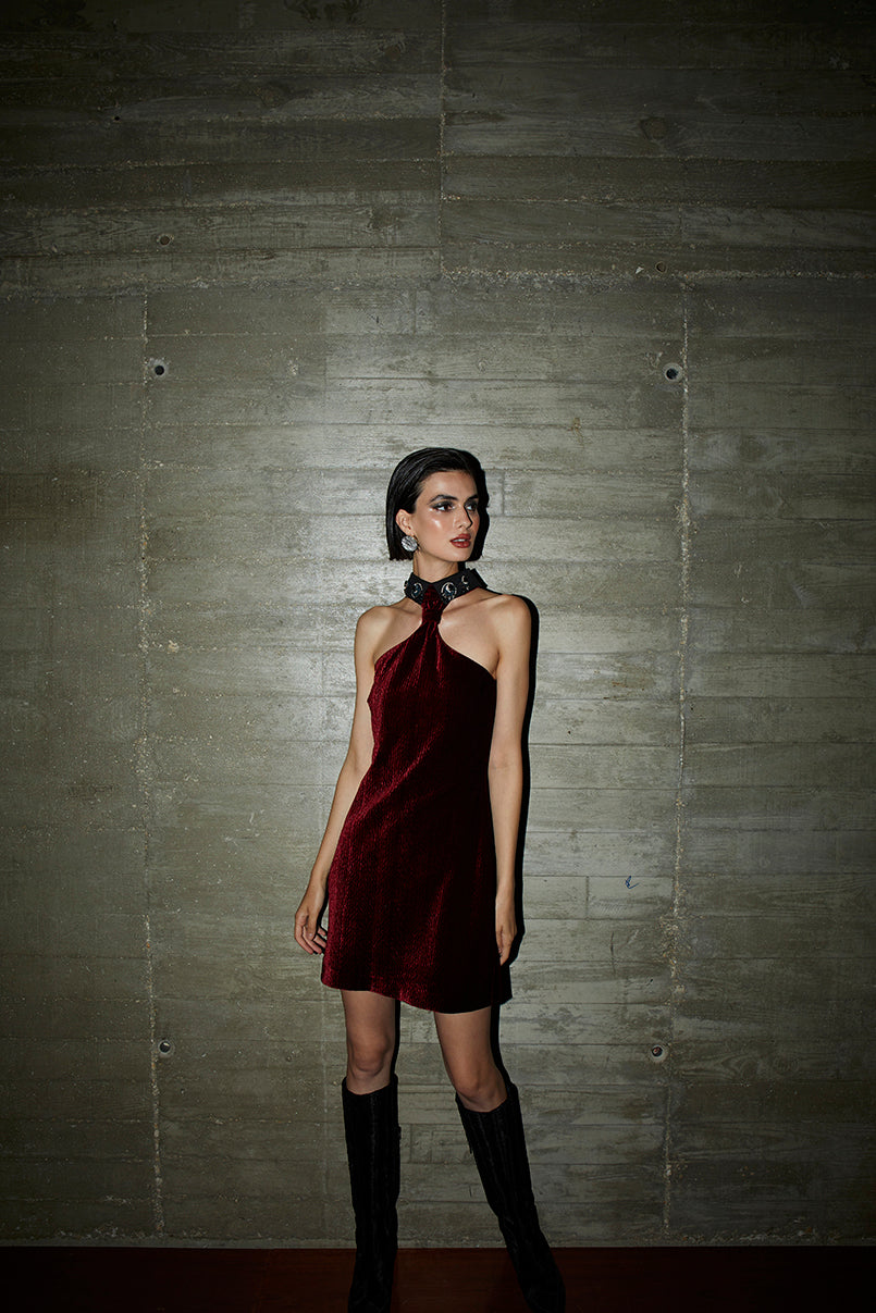 Vestido de veludo com aplicação em joías