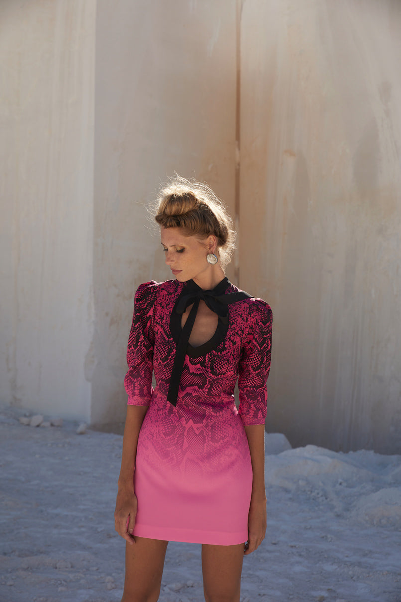 Vestido curto manga abalonada