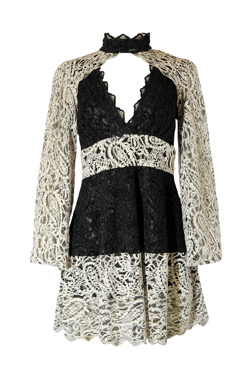 Vestido em renda com gola alta