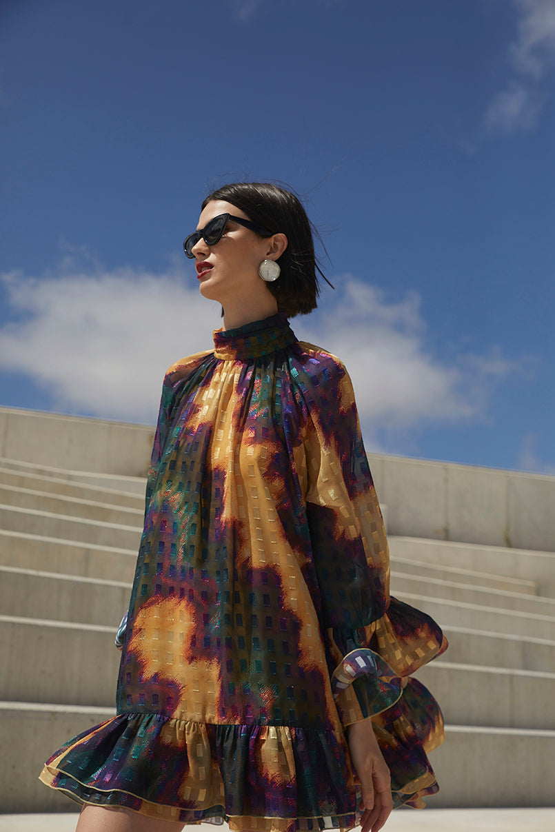 Vestido estampado com folhos