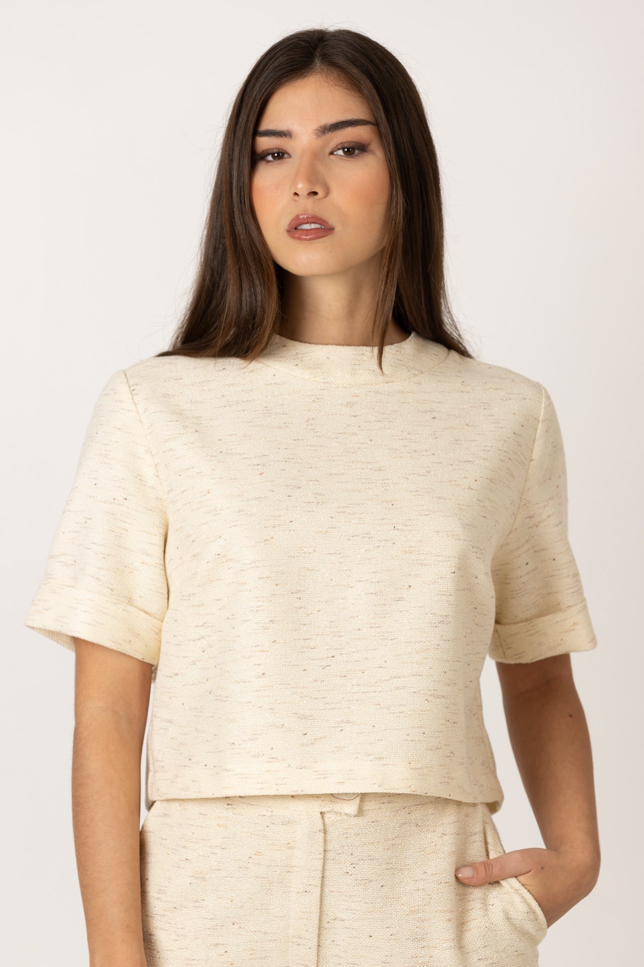 vista frontal da blusa SH x GM com decote redondo e corte clássico